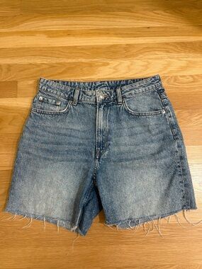 H&M Medium Wash Cutoff Shorts Raw Hem Size 8